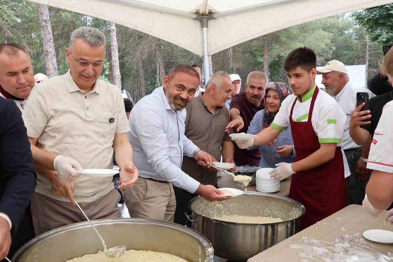 SAMSUN'UN KAVAK İLÇESİNDE BU YIL 3'ÜNCÜSÜ DÜZENLENEN GELENEKSEL YAZ ŞENLİĞİNDE KEŞKEK İKRAMINDA...