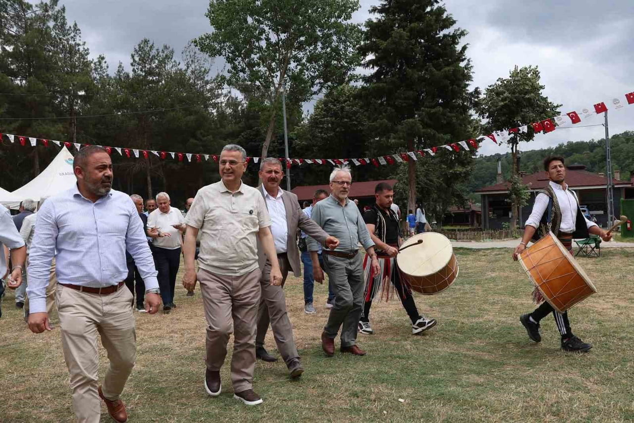 SAMSUN'UN KAVAK İLÇESİNDE BU YIL 3'ÜNCÜSÜ DÜZENLENEN GELENEKSEL YAZ ŞENLİĞİNDE KEŞKEK İKRAMINDA...