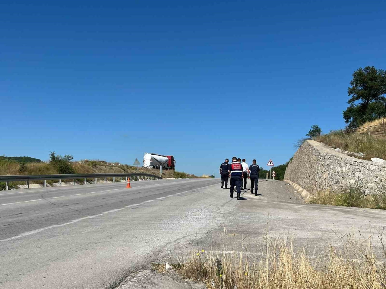 SAMSUN'UN KAVAK İLÇESİNDE YOLUN KARŞISINA GEÇMEYE ÇALIŞAN KADIN, OTOMOBİLİN ÇARPMASI SONUCU...