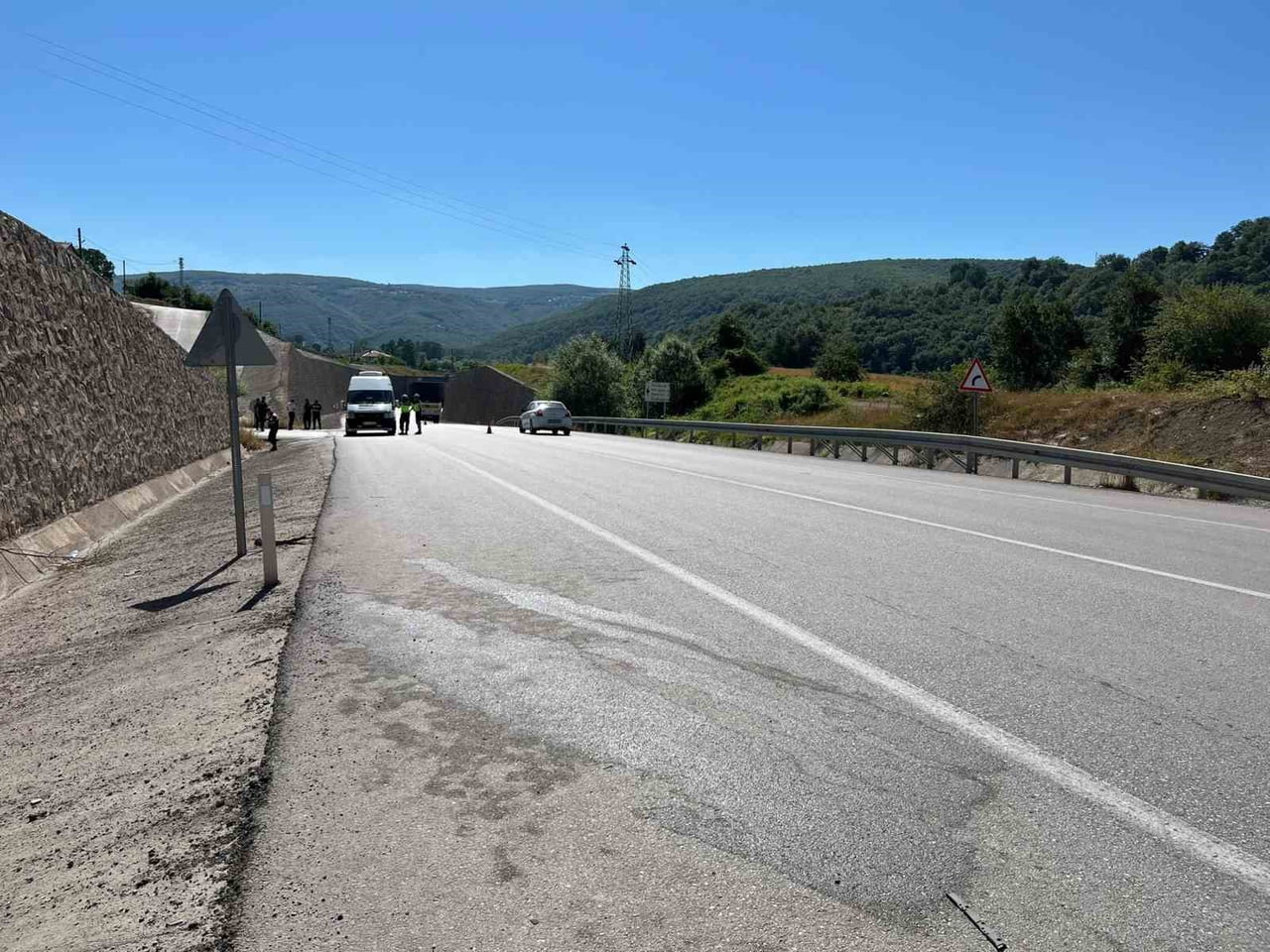 SAMSUN'UN KAVAK İLÇESİNDE YOLUN KARŞISINA GEÇMEYE ÇALIŞAN KADIN, OTOMOBİLİN ÇARPMASI SONUCU...