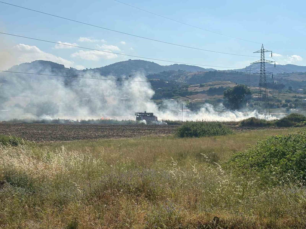 SAMSUN'UN TEKKEKÖY İLÇESİNDE SAMANLIK ALANDA ÇIKAN YANGIN, İTFAİYE EKİPLERİNİN MÜDAHALESİYLE...