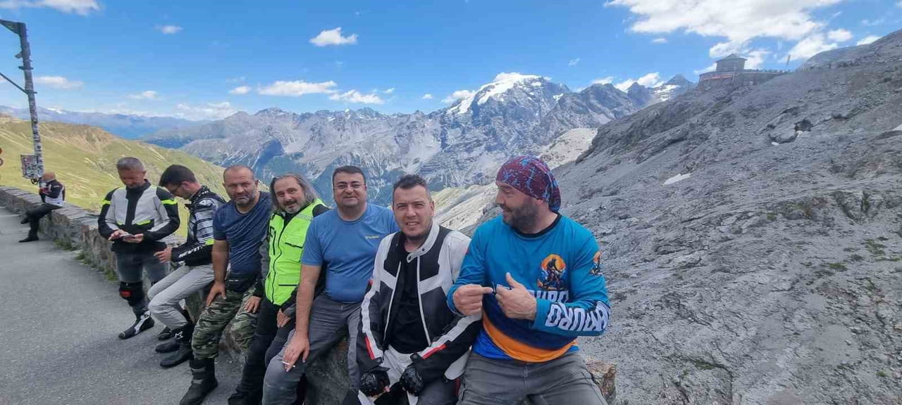 SAMSUN'UN VEZİRKÖPRÜ İLÇESİNDE KURULAN VEZİRKÖPRÜ ENDURO MOTOSİKLET KULÜBÜ'NÜN ÜYELERİ...