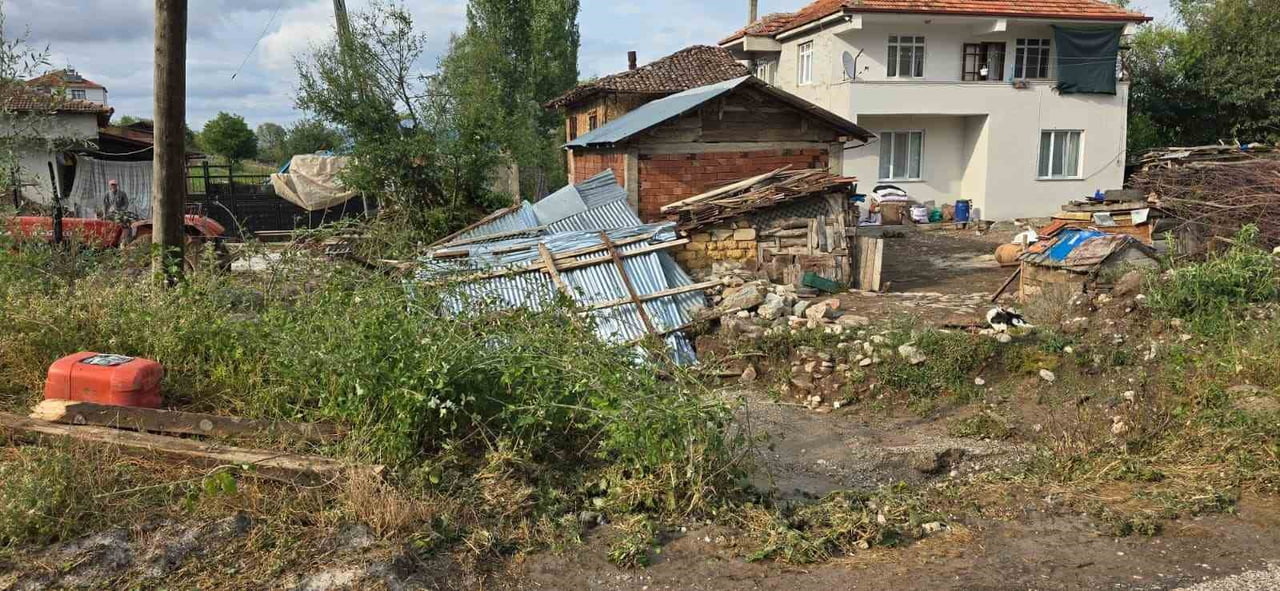 SAMSUN'UN VEZİRKÖPRÜ İLÇESİNDE ŞİDDETLİ YAĞMUR VE DOLU, TARIM ALANLARI İLE YAPILARDA HASARA YOL...