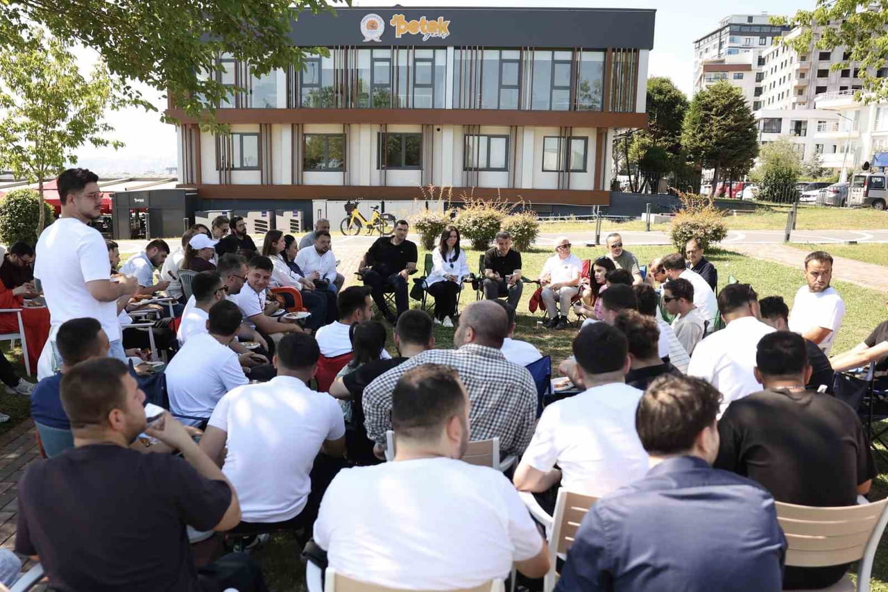 SAMSUN BÜYÜKŞEHİR BELEDİYE BAŞKANI HALİT DOĞAN, GENÇLİK MERKEZİNDE GENÇLERLE BİR ARAYA GELEREK...