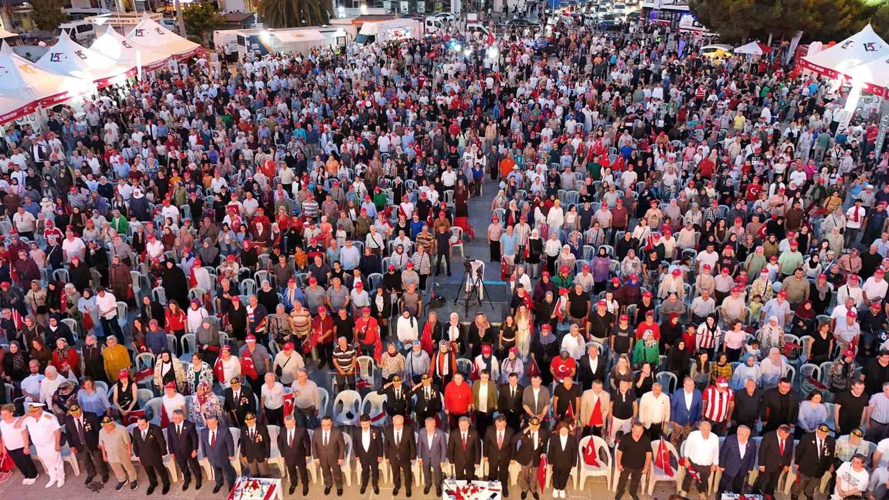 SAMSUN’DA 15 TEMMUZ DEMOKRASİ VE MİLLİ BİRLİK GÜNÜ DOLAYISIYLA DÜZENLENEN ETKİNLİKLERDE, ŞEHİTLER...