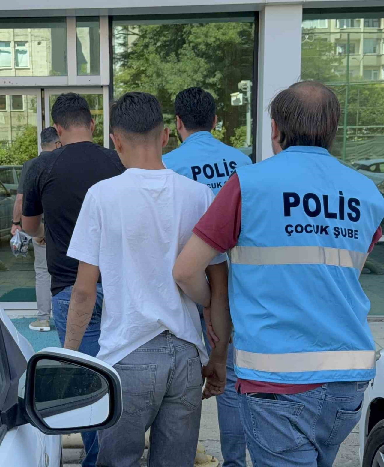 SAMSUN’DA BİR BÜFEYİ KUNDAKLADIKLARI İDDİA EDİLEN 2 ÇOCUK, POLİS TARAFINDAN GÖZALTINA...