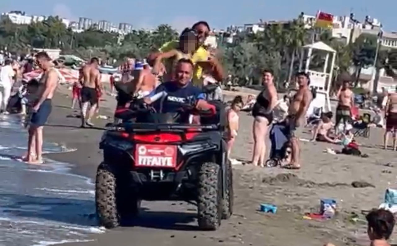 SAMSUN’DA DENİZDE KAYBOLDUĞU ZANNEDİLEN ÇOCUK CANKURTARANLAR TARAFINDAN KARADA BULUNUP AİLESİNE...