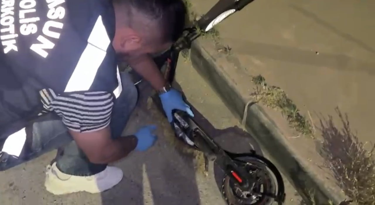 SAMSUN’DA NARKOTİK POLİSİNİN DÜZENLEDİĞİ OPERASYONDA, ELEKTRİKLİ SCOOTERIN BATARYA BÖLÜMÜNE...