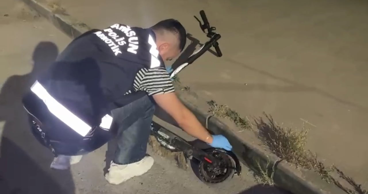 SAMSUN’DA NARKOTİK POLİSİNİN DÜZENLEDİĞİ OPERASYONDA, ELEKTRİKLİ SCOOTERIN BATARYA BÖLÜMÜNE...