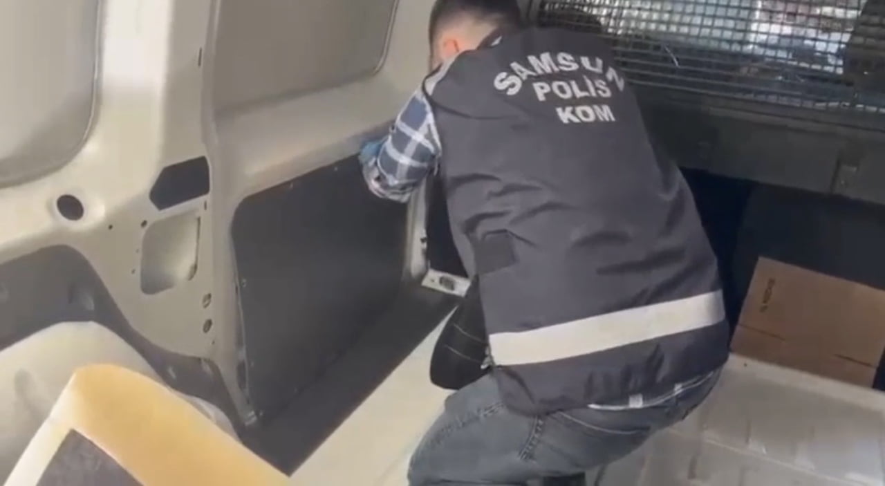 SAMSUN’DA POLİS EKİPLERİNCE DURDURULAN BİR ARACIN DÖŞEME İÇLERİNE OLUŞTURULAN GİZLİ BÖLMELERDE 47...