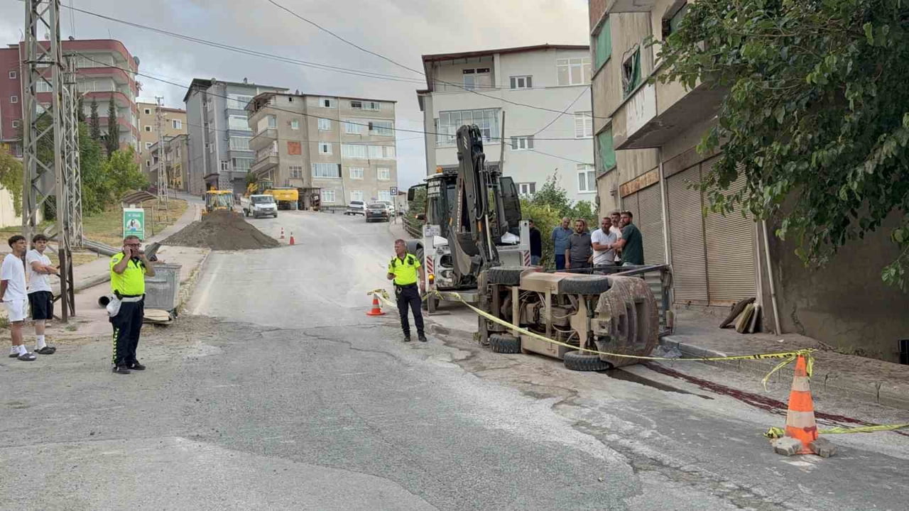 SAMSUN’DA RAMPA AŞAĞI İNERKEN KONTROLDEN ÇIKAN FORKLİFTİN DEVRİLMESİ SONUCU 1’İ AĞIR 2 KİŞİ...