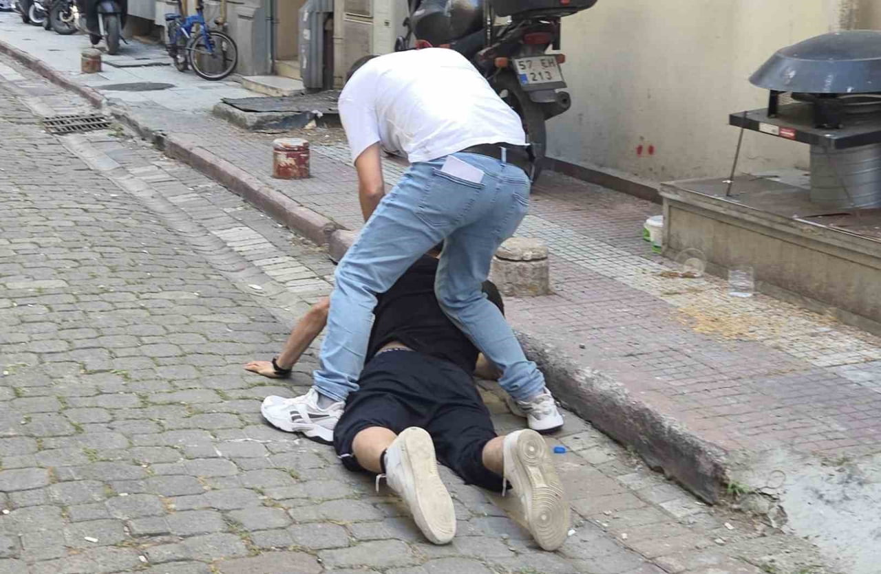SAMSUN’DA ŞÜPHE ÜZERİNE DURDURULMAK İSTENEN BİR KİŞİ, POLİSTEN KAÇTI. KOVALAMACA SONUCU YAKALANAN...