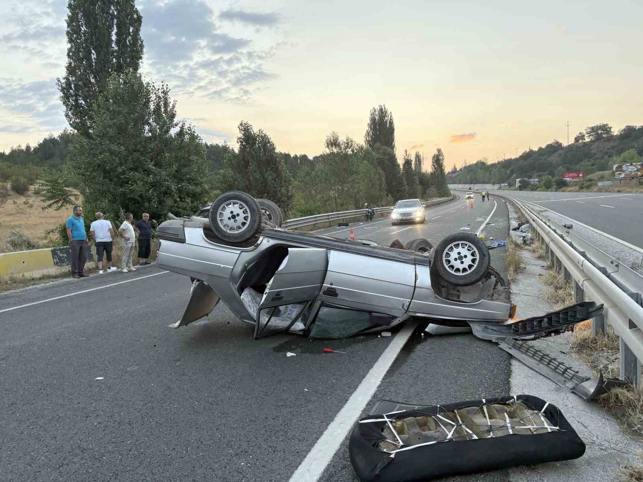 SAMSUN-İSTANBUL KARA YOLU D100 MEVKİİNDE KONTROLDEN ÇIKAN OTOMOBİL, HAFİF TİCARİ ARAÇ İLE TRANSİTE...