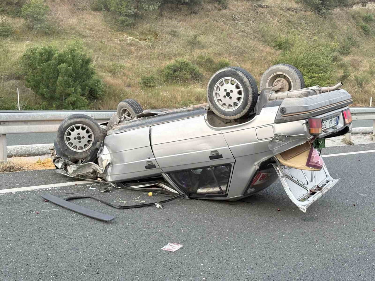 SAMSUN-İSTANBUL KARA YOLU TOSYA İLÇESİ D100 MEVKİİNDE KONTROLDEN ÇIKAN OTOMOBİL, HAFİF TİCARİ ARAÇ...