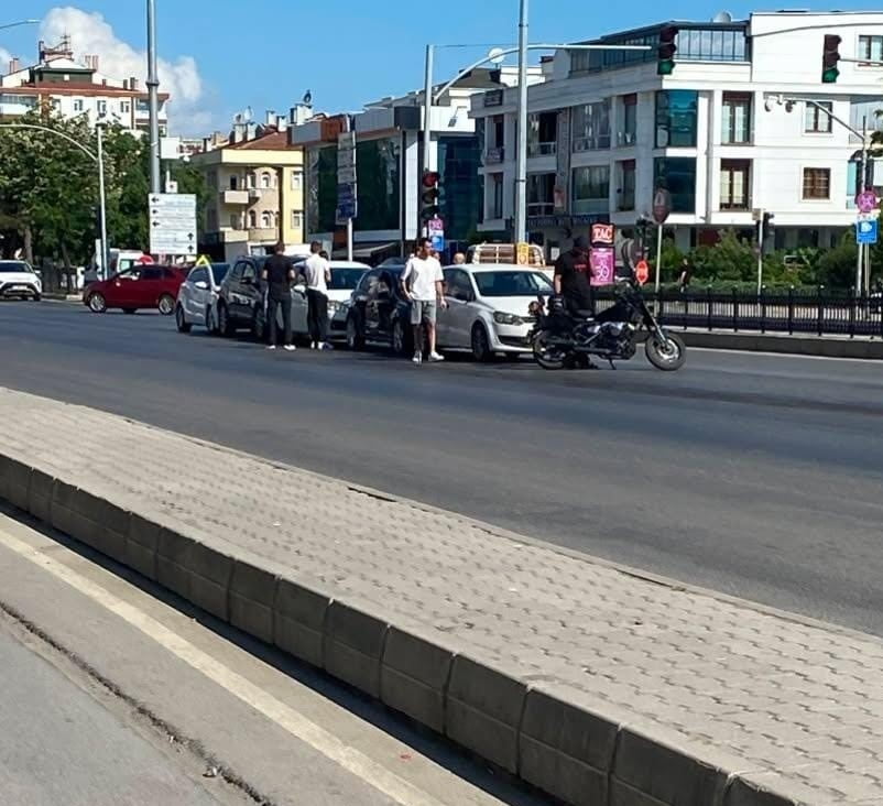 SAMSUN’UN ATAKUM İLÇESİNDE 5 ARACIN KARIŞTIĞI ZİNCİRLEME TRAFİK KAZASINDA YARALANAN...