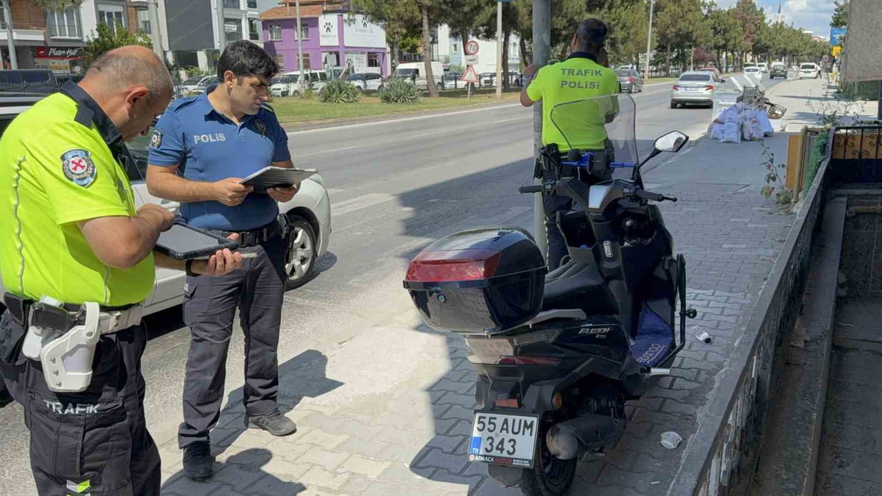 SAMSUN’UN ATAKUM İLÇESİNDE DEVRİLEN MOTOSİKLETTE BULUNAN 2 KİŞİ YARALANARAK HASTANEYE...