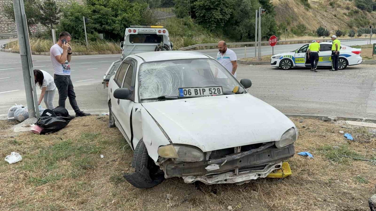 SAMSUN’UN ATAKUM İLÇESİNDE KONTROLDEN ÇIKARAK ORTA REFÜJE ÇIKAN OTOMOBİLDE MADDİ HASAR MEYDANA...