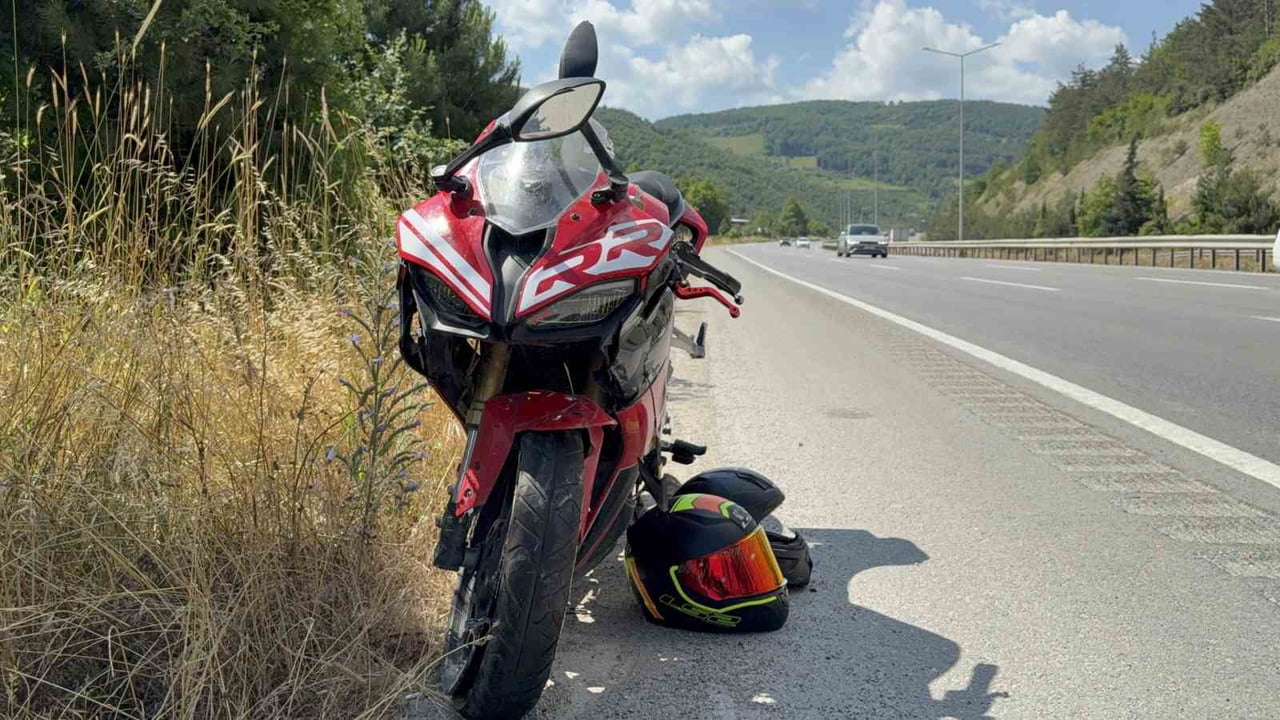 SAMSUN’UN ATAKUM İLÇESİNDE MOTOSİKLETİN TIRIN ÇEKİCİSİNE BAĞLI YARI RÖMORKA ARKADAN ÇARPMASI...