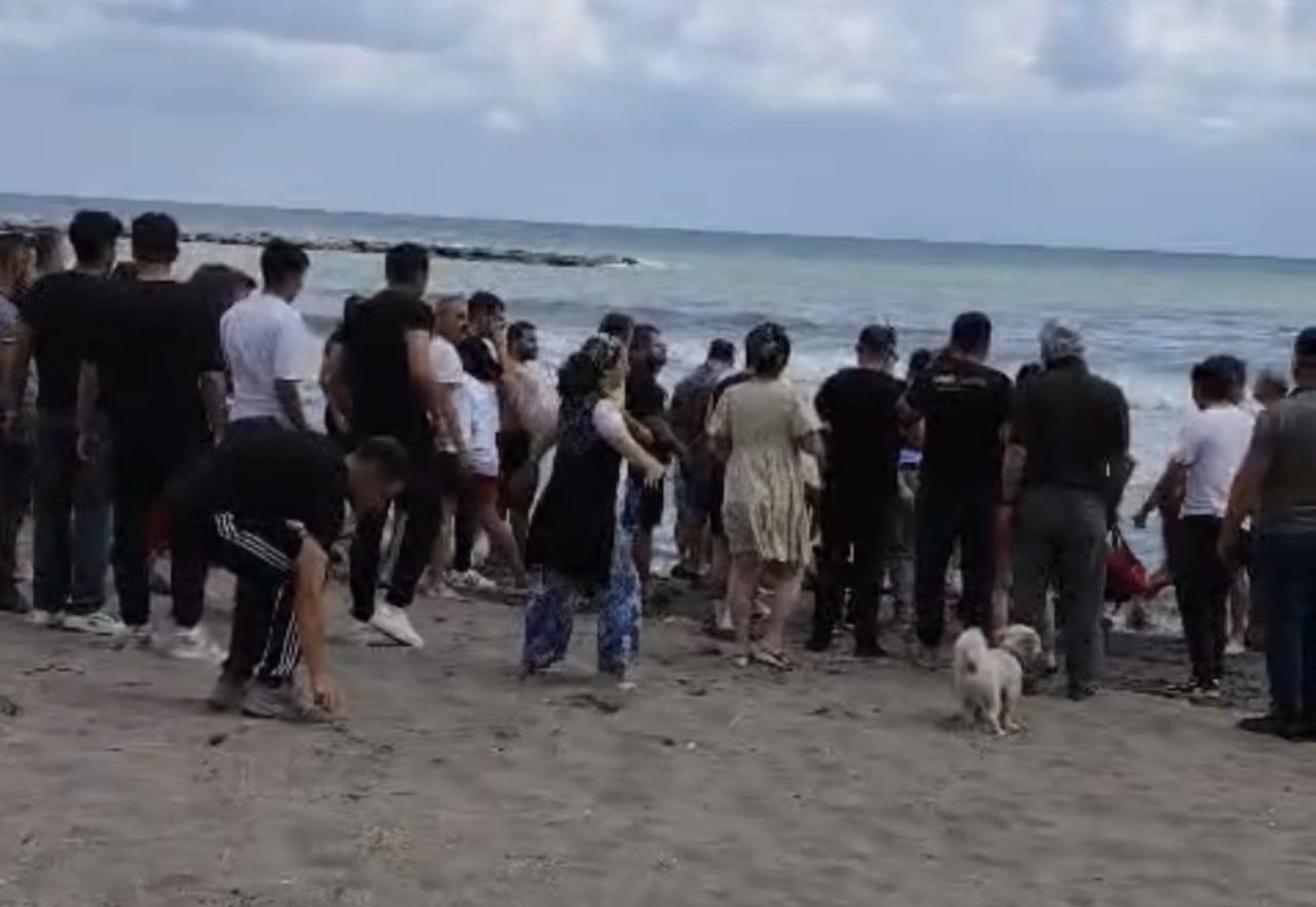 SAMSUN’UN ATAKUM İLÇESİNDE SERİNLEMEK İÇİN DENİZE GİREN SURİYE UYRUKLU AKRABA GRUBUNDAN 1 KİŞİ...