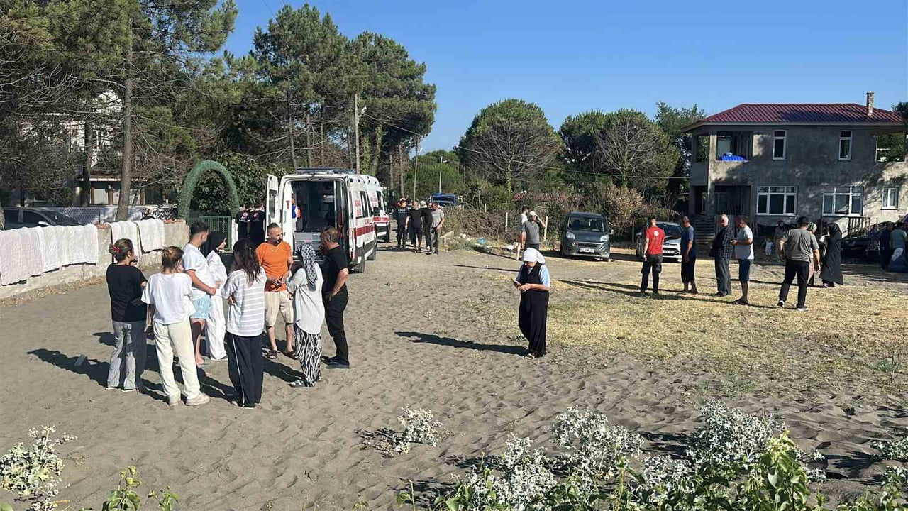 SAMSUN’UN ÇARŞAMBA İLÇESİNDE, AYNI AİLEDEN 5 KİŞİNİN BULUNDUĞU TEKNENİN DENİZDE ALABORA OLMASI...