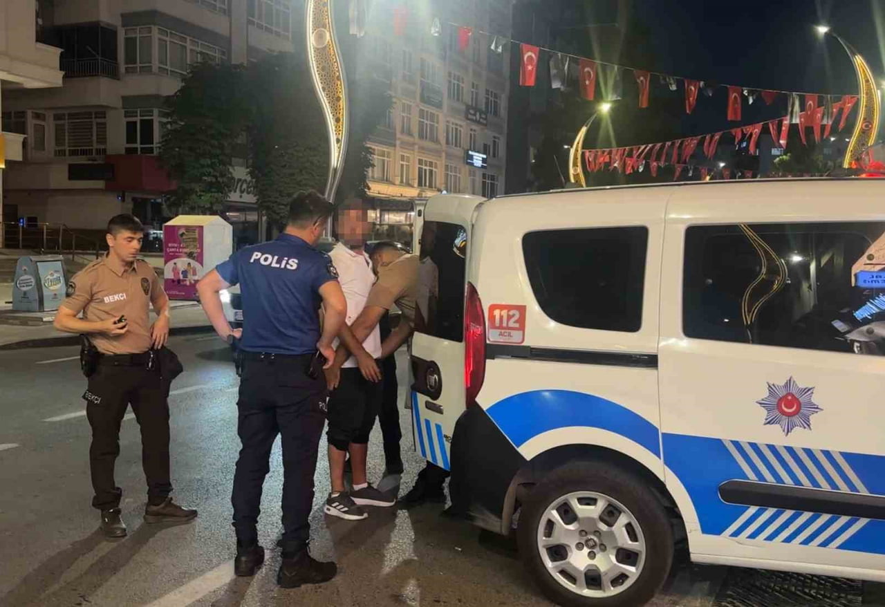 SAMSUN’UN İLKADIM İLÇESİNDE CADDE ÜZERİNDE TAŞKINLIK YAPTIĞI ÖNE SÜRÜLEN ALKOLLÜ ŞAHIS, BİR...