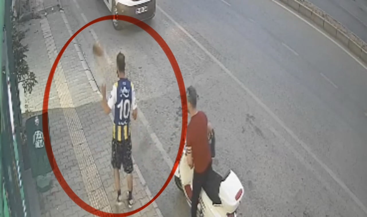 SAMSUN’UN İLKADIM İLÇESİNDE ESNAFIN BAKTIĞI BİR KEDİYE YOLDAN GEÇEN KİMLİĞİ BELİRSİZ BİR KİŞİNİN...