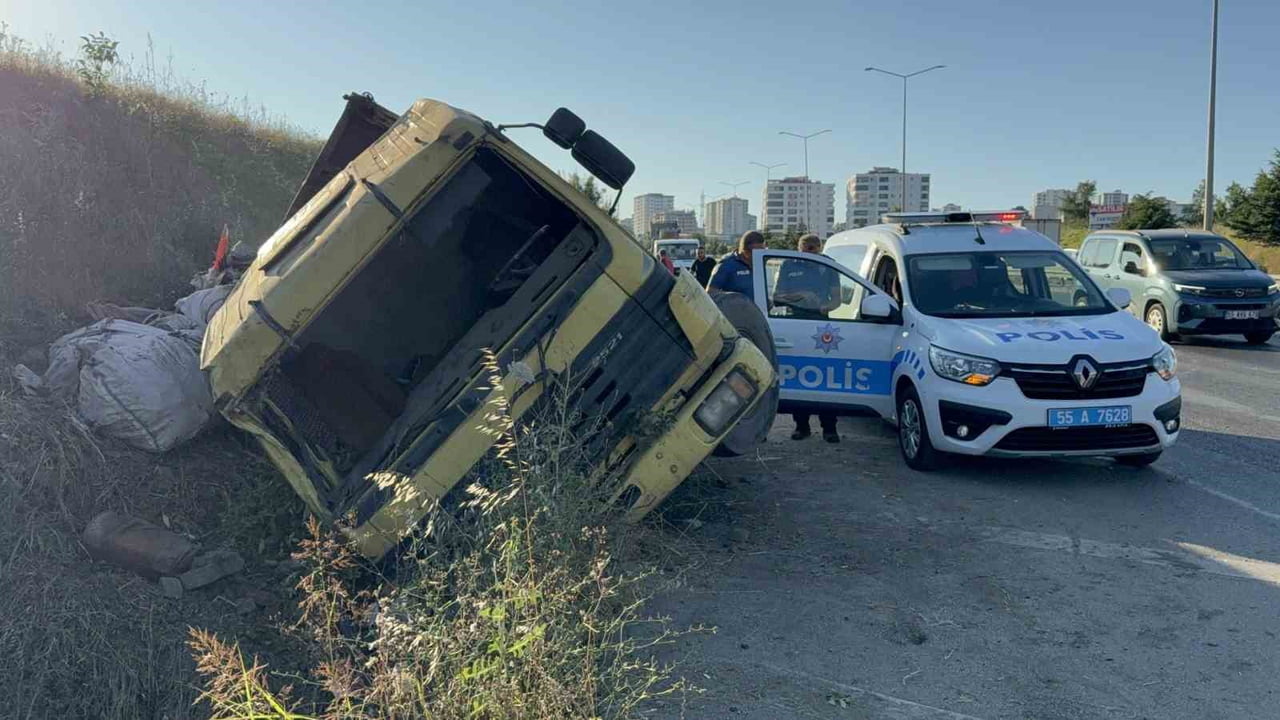 SAMSUN’UN İLKADIM İLÇESİNDE HURDA YÜKLÜ KAMYONUN RAMPADA FRENİNİN BOŞALMASI PANİĞE NEDEN OLDU....