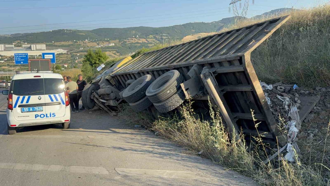 SAMSUN’UN İLKADIM İLÇESİNDE HURDA YÜKLÜ KAMYONUN RAMPADA FRENİNİN BOŞALMASI PANİĞE NEDEN OLDU....