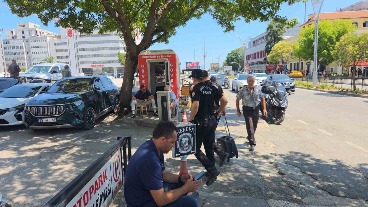 SAMSUN’UN İLKADIM İLÇESİNDE KALDIRIMDA UNUTULAN VALİZ, PANİĞE NEDEN OLDU.