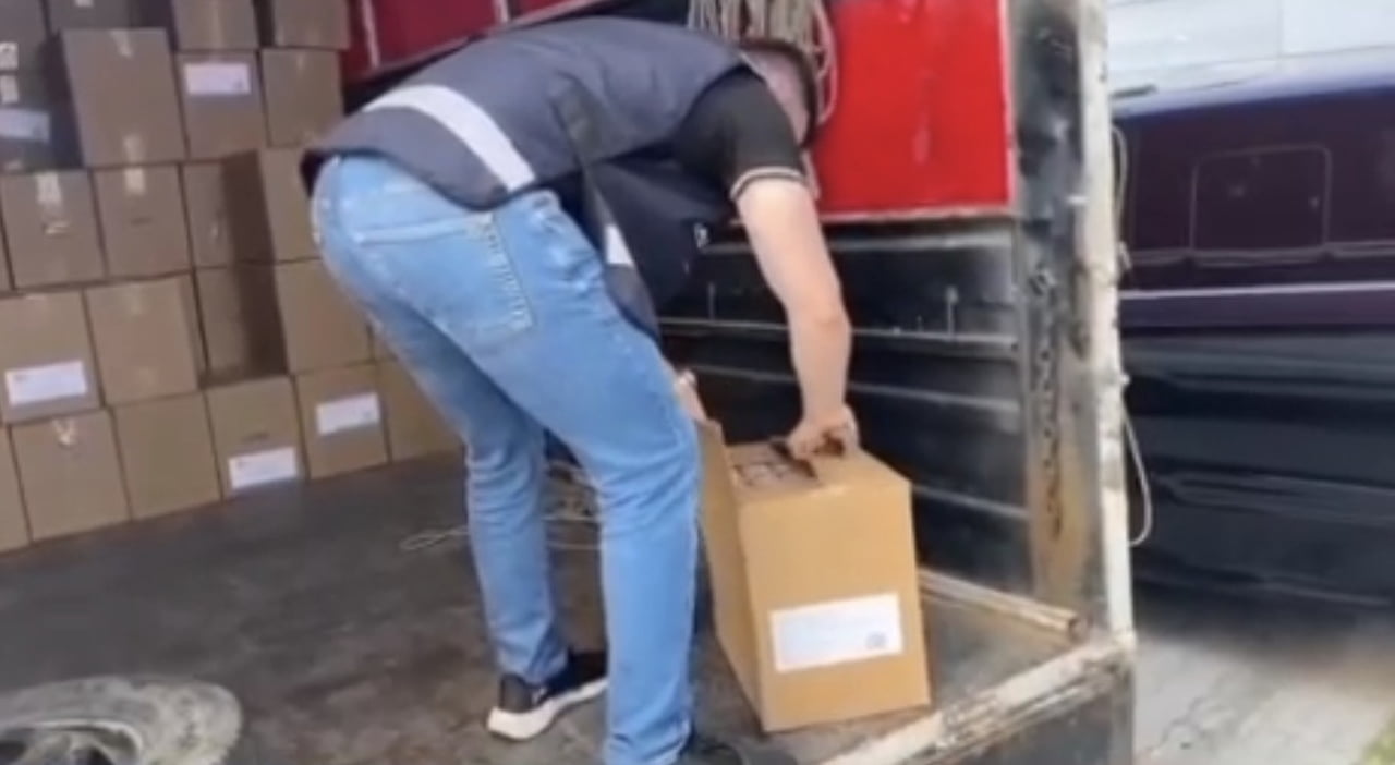 SAMSUN’UN İLKADIM İLÇESİNDE POLİS EKİPLERİNCE DÜZENLENEN OPERASYONDA BİR KAMYONETTE 1 MİLYON 350...