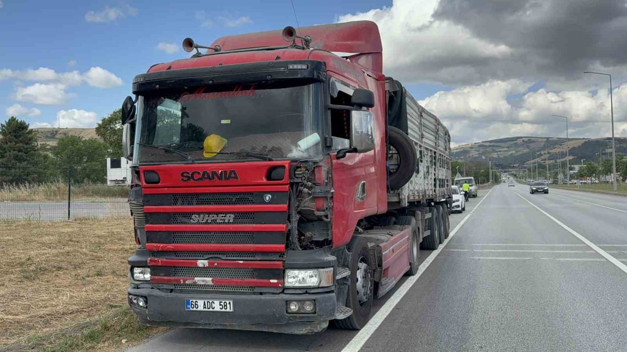 SAMSUN’UN İLKADIM İLÇESİNDE TIR’IN DOLMUŞA ARKADAN ÇARPMASI SONUCU MEYDANA GELEN TRAFİK KAZASINDA...