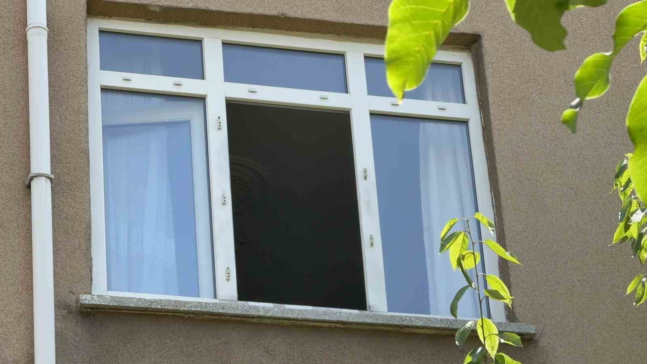 SAMSUN’UN TEKKEKÖY İLÇESİNDE 2. KATTAKİ EVİN PENCERESİNDEN DÜŞEN DOWN SENDROMLU 16 YAŞINDAKİ ÇOCUK...
