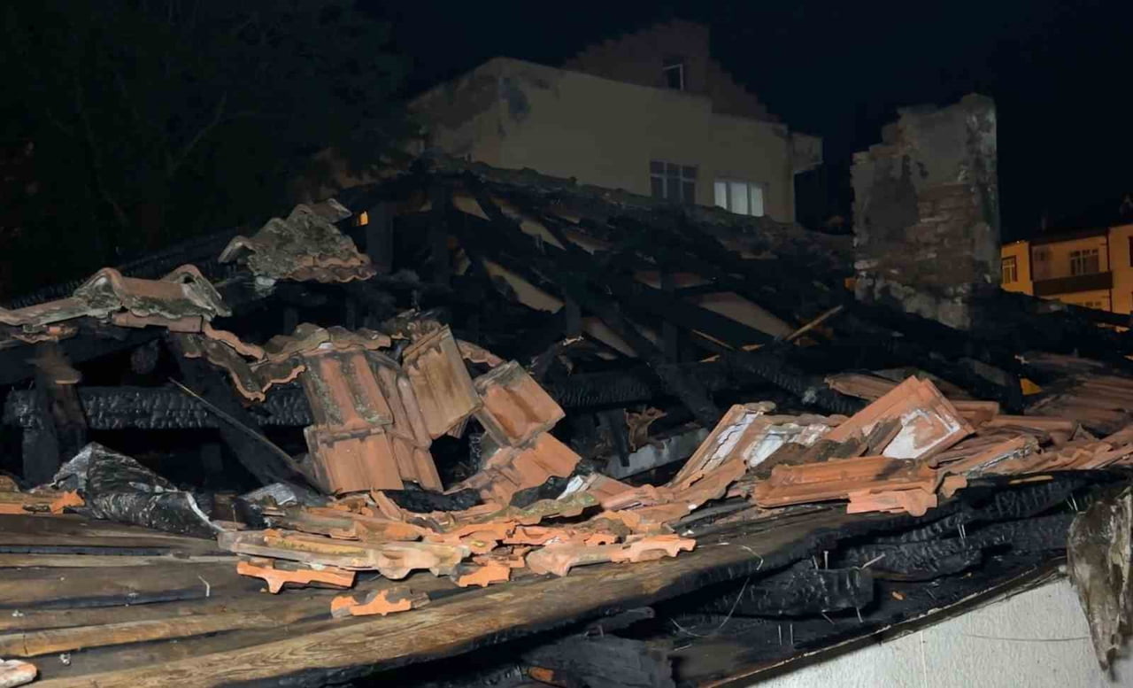 – SAMSUN’UN TEKKEKÖY İLÇESİNDE BULUNAN BİR BOYA DEPOSUNDA ÇIKAN YANGIN, İTFAİYE EKİPLERİNİN...