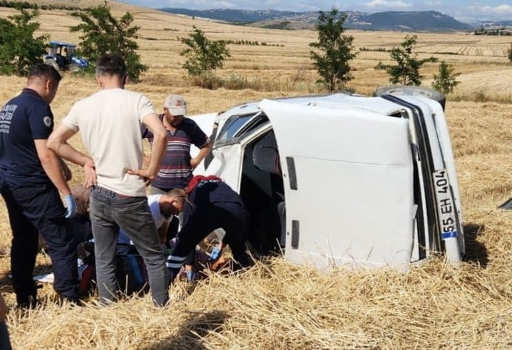 SAMSUN’UN VEZİRKÖPRÜ İLÇESİNDE KONTROLDEN ÇIKARAK TARLAYA SAVRULAN OTOMOBİLDE AĞIR YARALANAN YAŞLI...