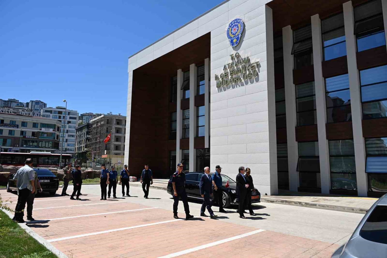 SAMSUN VALİSİ ORHAN TAVLI, ATAKUM İLÇE EMNİYET MÜDÜRLÜĞÜ İLE ŞEHİT RECEP TOKUR POLİS MERKEZİ...