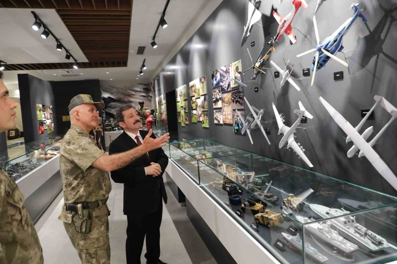SAMSUN VALİSİ ORHAN TAVLI, SAMSUN SAHRA SIHHİYE OKULU VE EĞİTİM MERKEZİ KOMUTANLIĞI’NI ZİYARET...