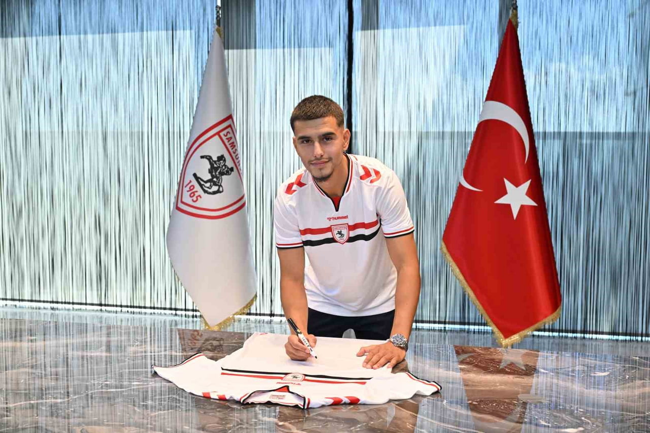 SAMSUNSPOR, ORTA SAHA OYUNCUSU SAMED ONUR İLE 3+1 YILLIK SÖZLEŞME İMZALADIĞINI DUYURDU.