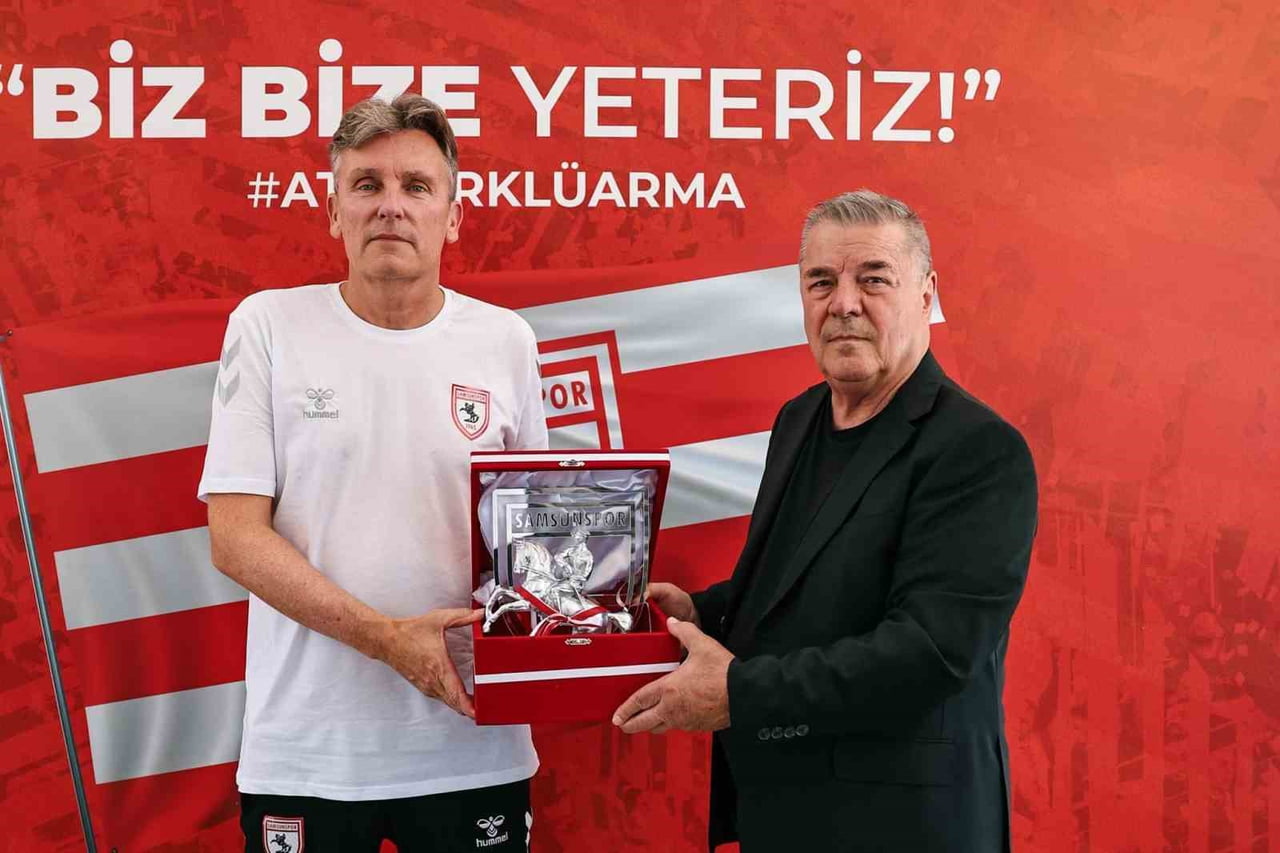 SAMSUNSPOR YÖNETİMİ, DÜZENLENEN VEDA PROGRAMINDA CATTENOY’A PLAKET TAKDİM EDEREK HİZMETLERİ İÇİN...