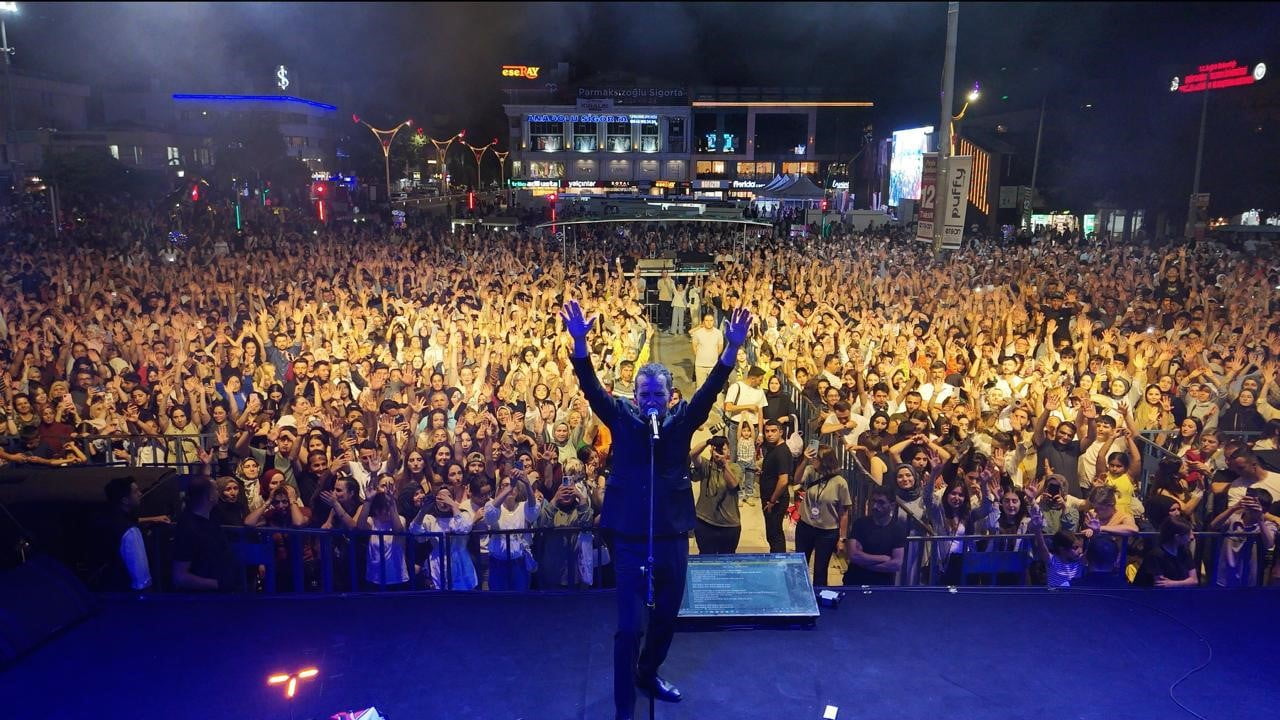 SANATÇI FERHAT GÖÇER, ERZİNCAN'DA DÜZENLENEN ŞÖLEN KAPSAMINDA SAHNE ALARAK SEVİLEN ŞARKILARINI...