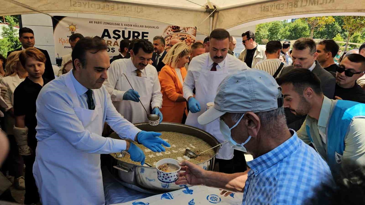 SANAYİ VE TEKNOLOJİ BAKANI MEHMET FATİH KACIR, ZONGULDAK'TA CUMA NAMAZININ ARDINDAN ÜZERİNDE...