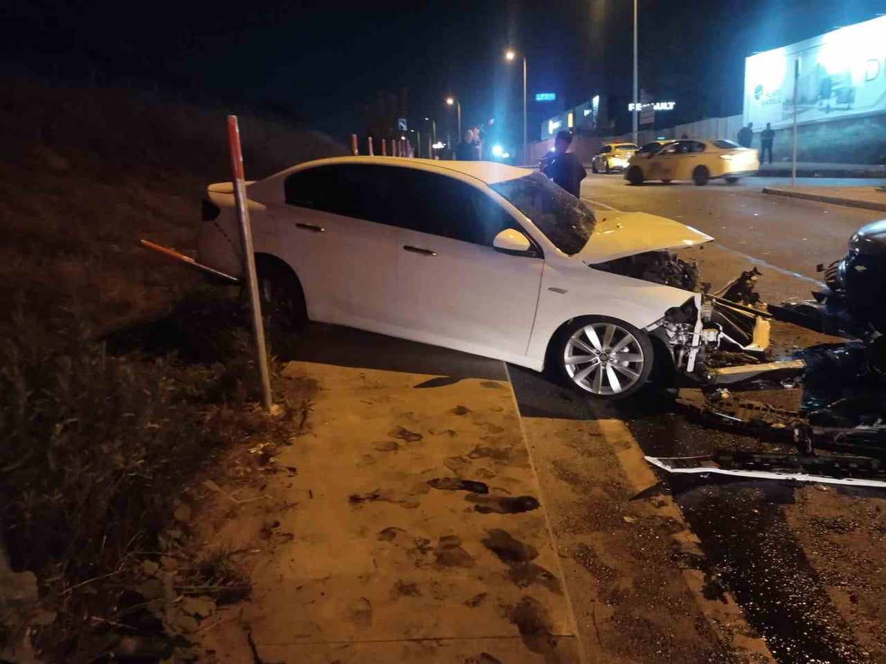 SANCAKTEPE'DE TERS YÖNDEN GELEN OTOMOBİL KARŞI YÖNDEN GELEN OTOMOBİL VE TAKSİYE ÇARPTI: 2'Sİ AĞIR...