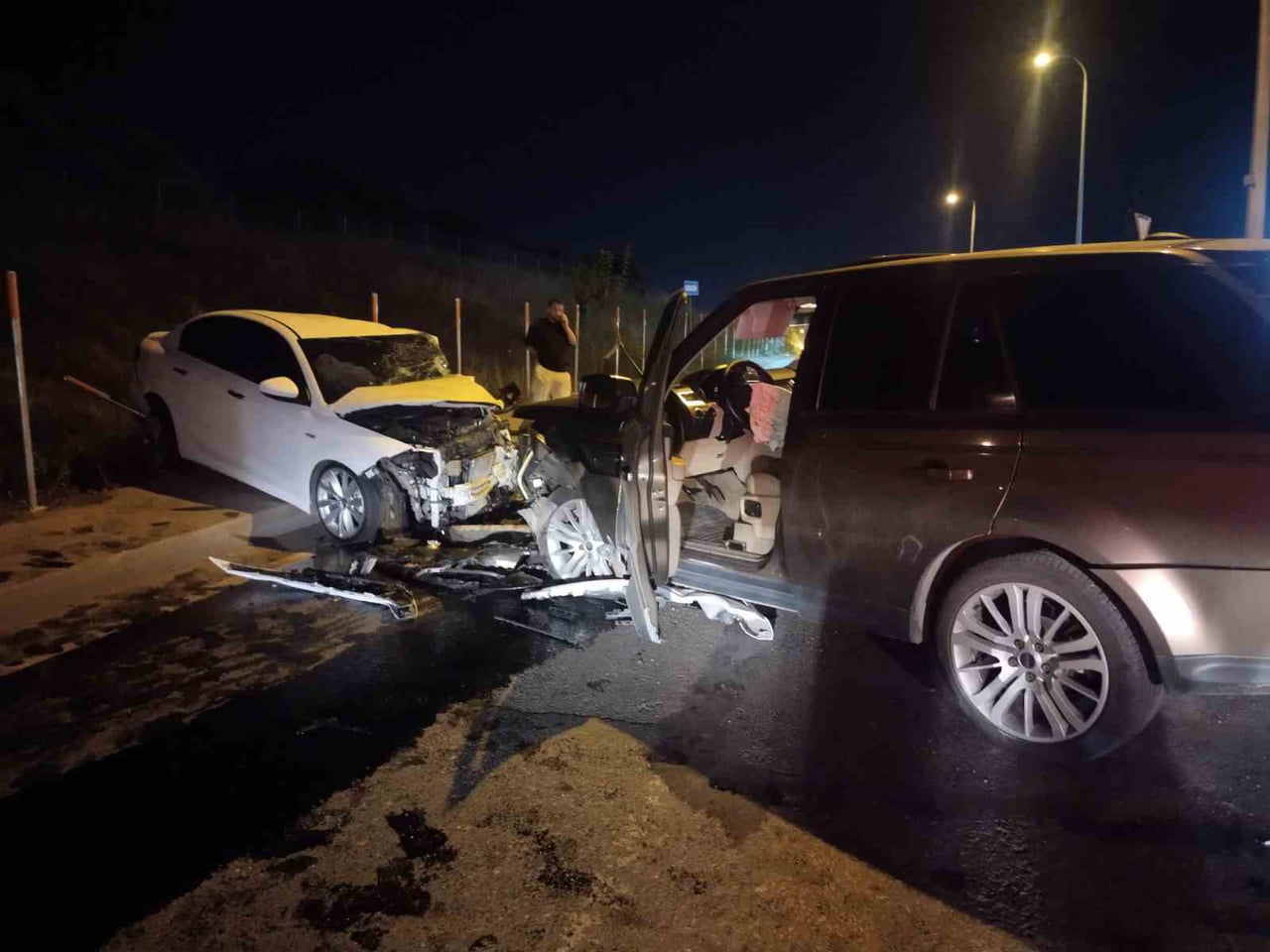 SANCAKTEPE'DE TERS YÖNDEN GELEN OTOMOBİL KARŞI YÖNDEN GELEN OTOMOBİL VE TAKSİYE ÇARPTI: 2'Sİ AĞIR...