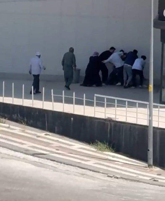 ŞANLIURFA'DA BABALARINA AİT DÜKKANIN SATIŞI NEDENİYLE KARDEŞLER ARASINDA ÇIKAN TAŞLI VE SOPALI...