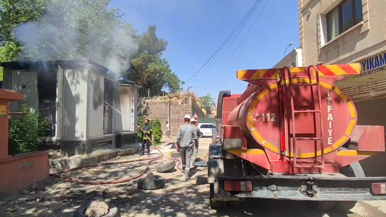 ŞANLIURFA'DA CADDE ÜZERİNDEKİ TRAFODA ÇIKAN YANGIN MAHALLE SAKİNLERİNE KORKU DOLU ANLAR...