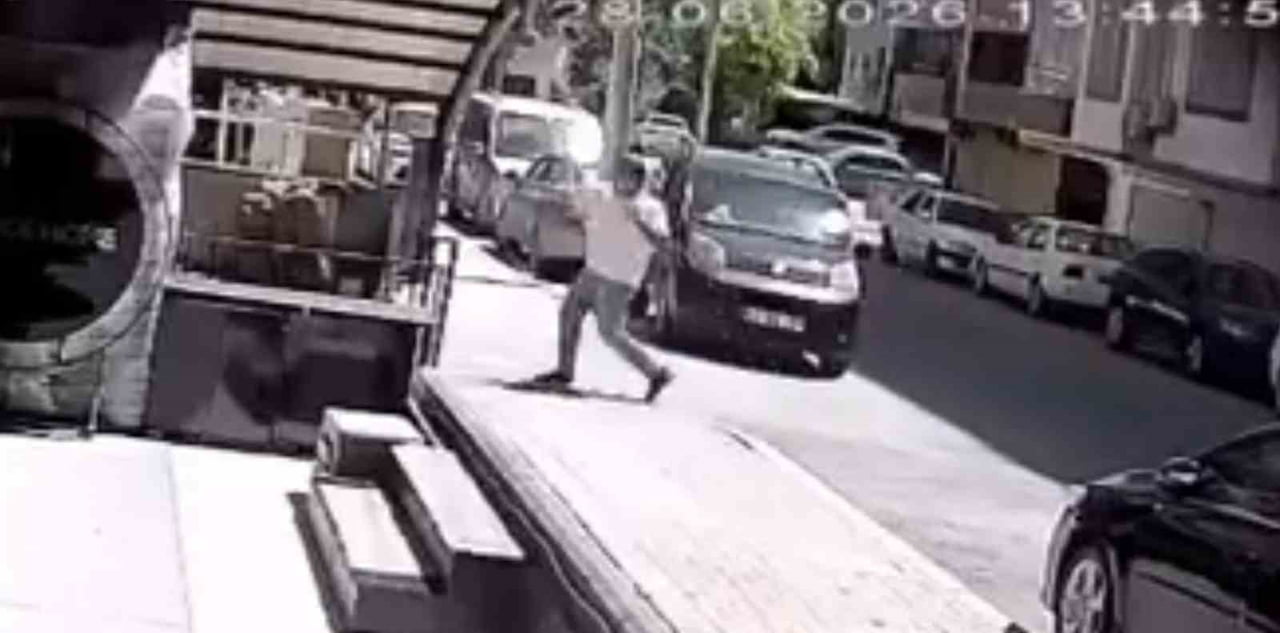 ŞANLIURFA'DA EVİNE GİRMEK ÜZEREYKEN SİLAHLI SALDIRIYA UĞRAYAN KİŞİ AĞIR YARALANDI. SALDIRI ANI...