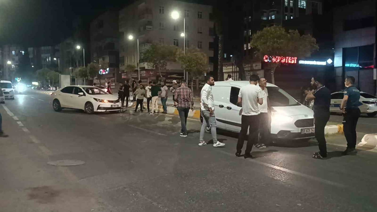 ŞANLIURFA'DA KAZA YAPAN ARAÇLAR, UYGULAMA YAPAN POLİS MEMURUNU EZDİ.