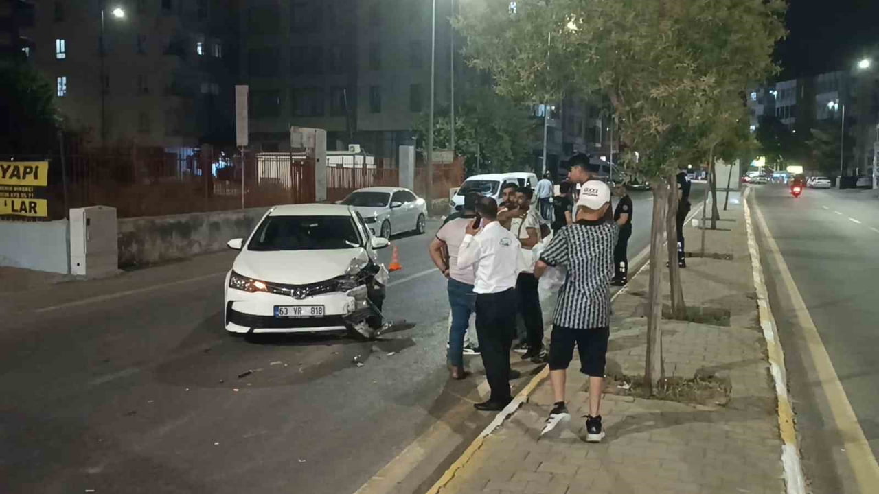ŞANLIURFA'DA KAZA YAPAN ARAÇLAR, UYGULAMA YAPAN POLİS MEMURUNU EZDİ.