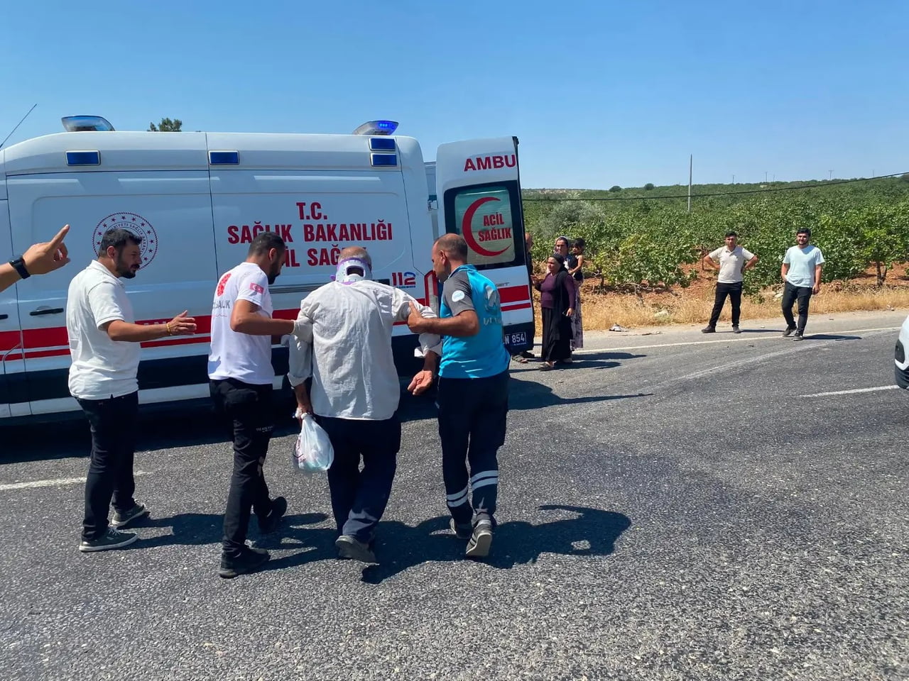 ŞANLIURFA'DA OTOMOBİLİN YOLCU MİNİBÜSÜNE ARKADAN ÇARPMASI SONUCU 12 KİŞİ YARALANDI.