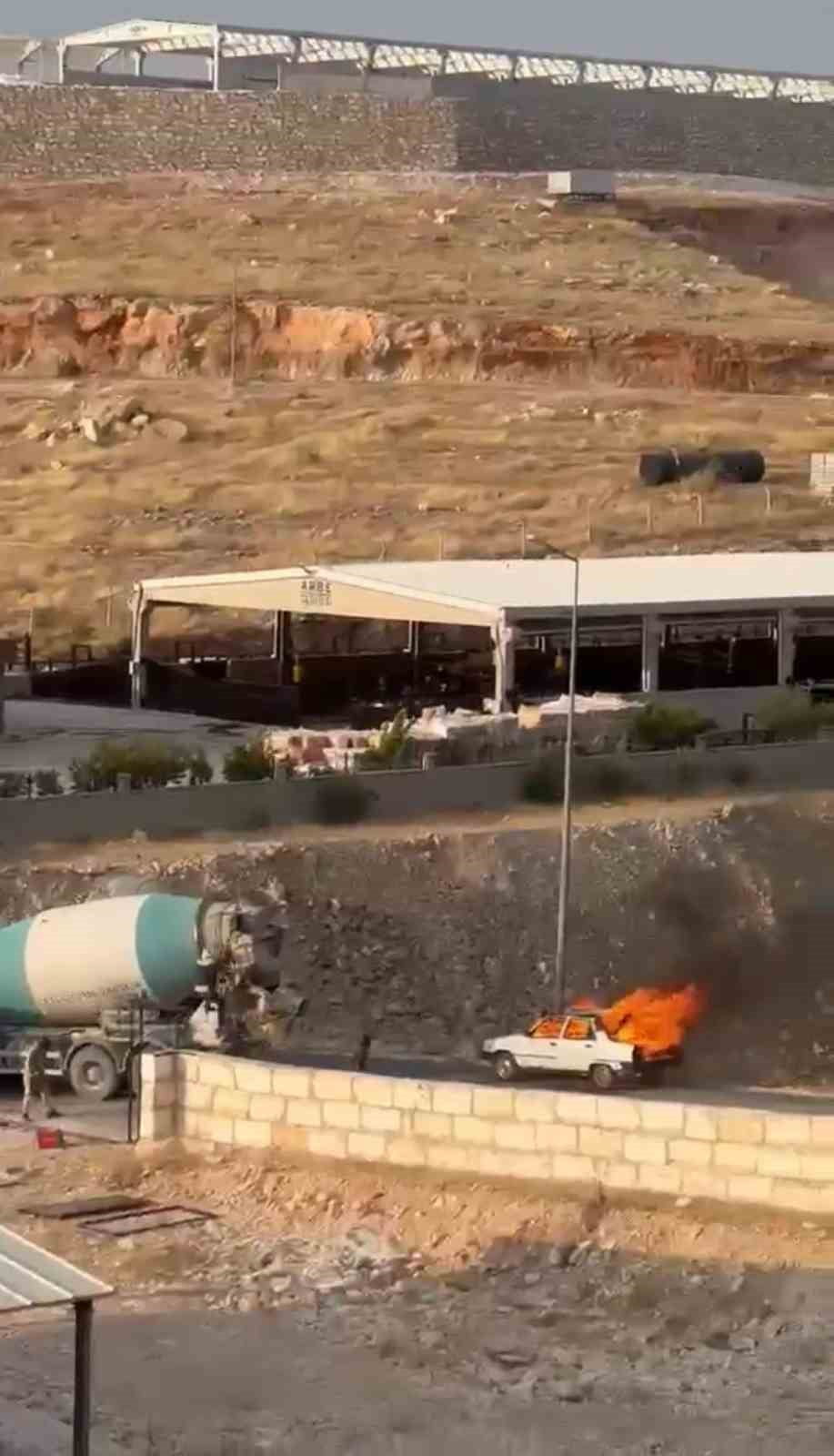 ŞANLIURFA'DA SEYİR HALİNDEYKEN MOTOR KISMINDAN ALEV ALAN OTOMOBİLDE ÇIKAN YANGIN, BETON...