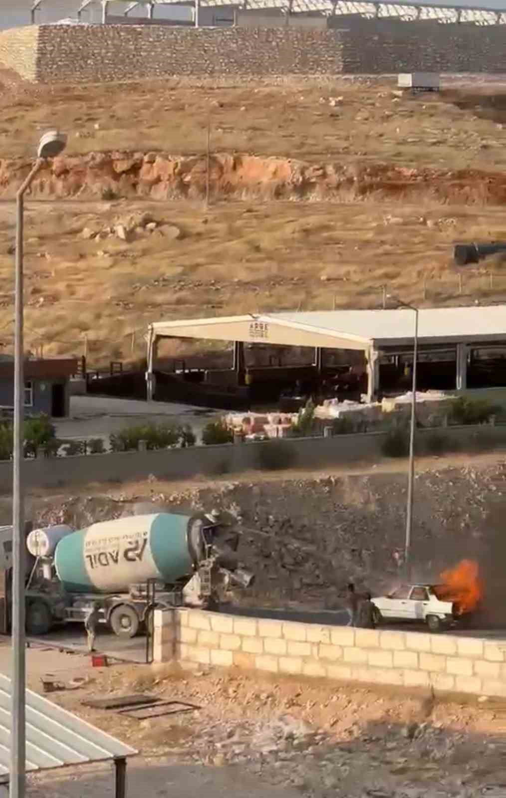 ŞANLIURFA'DA SEYİR HALİNDEYKEN MOTOR KISMINDAN ALEV ALAN OTOMOBİLDE ÇIKAN YANGIN, BETON...